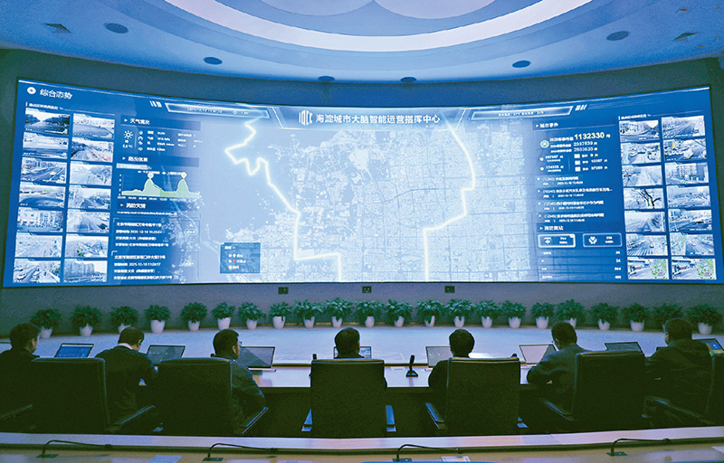 近年来，多地注重以人工智能赋能社会治理，不断提升治理成效。图为2025年12月10日，在北京市海淀城市大脑智能运营指挥中心，工作人员在进行日常城市运行保障工作。 北京市海淀区融媒体中心 高政/摄