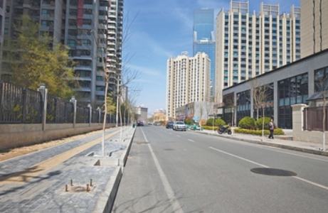  身边事｜主路4年没装路灯 裸露螺丝不安全