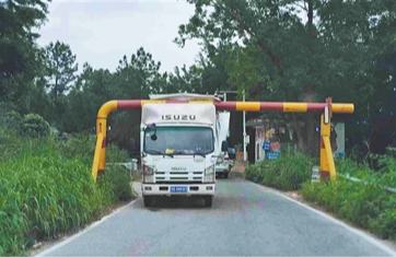   身边事｜道路限高杆太低 车辆被迫绕远路