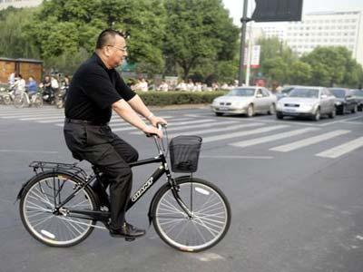 杭州市委书记王国平在无车活动日骑自行车上班