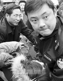 四川华蓥市市长欧太元路遇车祸下车抢救女伤者