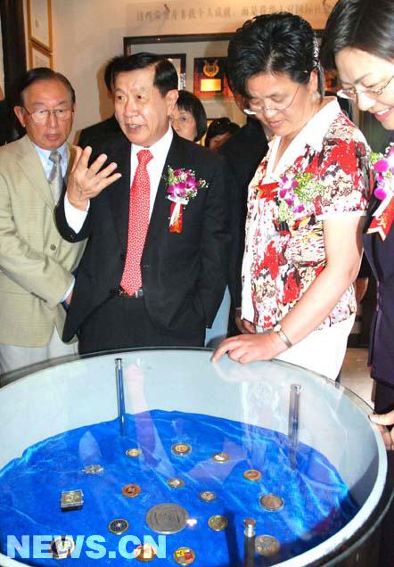 李昌钰博士向参观者介绍所获得奖章的背后故事(左二李昌钰，左三如皋市委书记陈惠娟)