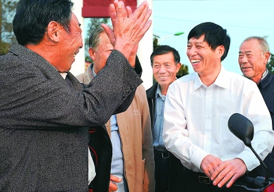 安徽省凤阳县小岗村民村内挂横幅 泪别好书记(图(3)
