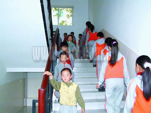 湖南湘乡市教育局局长因校园踩踏事故被免职-