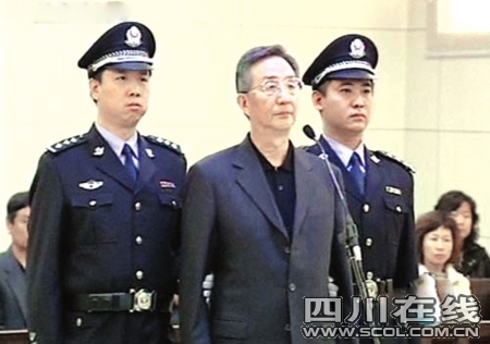 上海市委原书记陈良宇狱中生活仍着西装