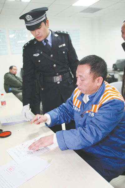 李庄被判两年半 当庭高喊法庭宣判非法(图)