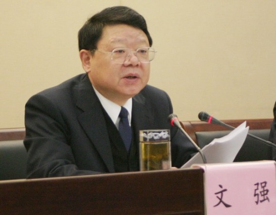 文强涉黑案庭审结束 妻子周晓亚言语哽咽泣不