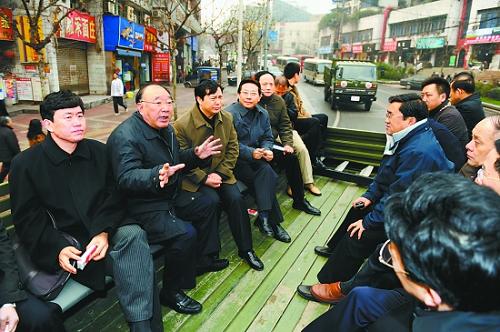 <em>黄奇帆</em>乘坐卡车上街考察 称重庆要令世人刮目