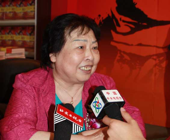 梁斌夫人散帼英接受媒体采访