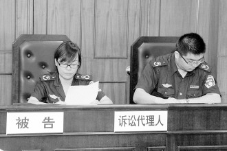 图为上海环保局的诉讼代理人在法庭上答辩。