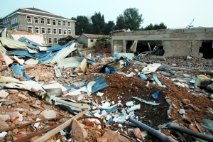 研究所大院内被炸出的大坑。昨日凌晨，位于丰台长辛店镇的一研究所发生爆炸，数十位居住在附近的村民受伤
