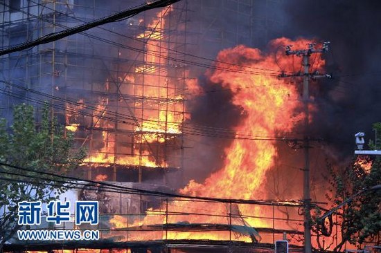 [组图]哀痛上海:11·15火灾现场10万人沉默献