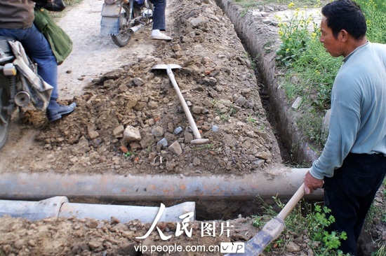 江苏大丰:村庄自来水遭化工厂污染致数百人中