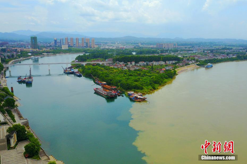 高清:航拍长江清江交汇处"泾渭分明"