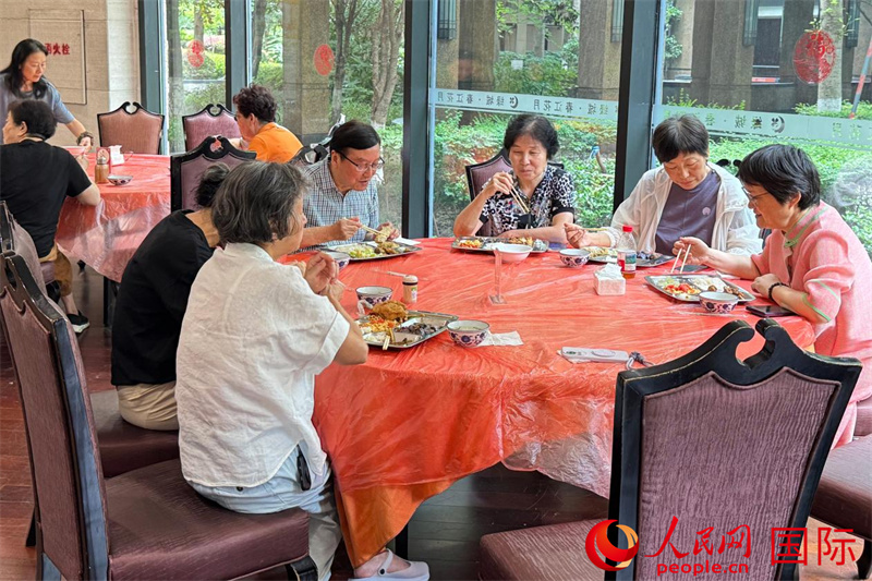 2026年6月12日，老人在春江社区幸福助餐点就餐。 人民网记者 吴超岚摄